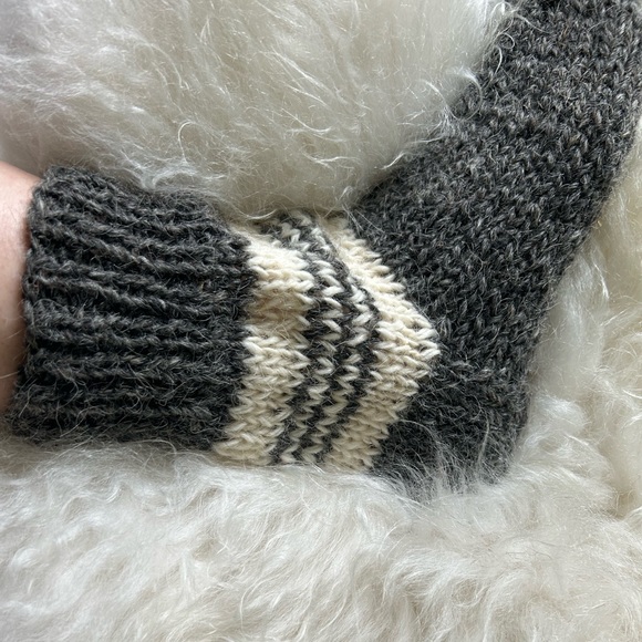 Hand knit New Zealand sheep’s wool socks warm & cozy roughly a size 9/10 women’s - Picture 4 of 7